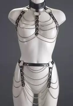 Женский комплект с цепочками: топ и юбка